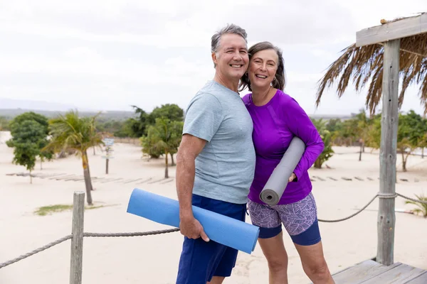 轻松愉快的高加索老年夫妇的画像 带着锻炼垫摆设在旅游胜地 复制空间 瑜伽和积极的生活方式 — 图库照片