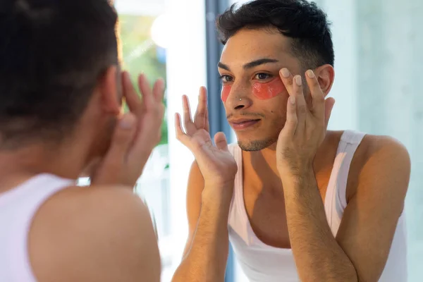 Homme Transgenre Biracial Regardant Dans Miroir Appliquant Des Patchs Sous — Photo