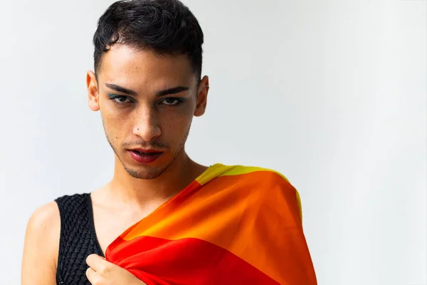 Beyaz Arka Planda Gökkuşağı Bayrağı Tutan Transseksüel Bir Adamın Portresi — Stok fotoğraf
