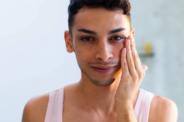 Homem Transexual Biracial Feliz Olhando Espelho Tocando Rosto Banheiro Gênero — Fotografia de Stock
