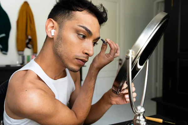 트랜스젠더 남자가 거울을 화장을 눈썹을 있어요 자기보살핌 아름다움 변화되지 — 스톡 사진