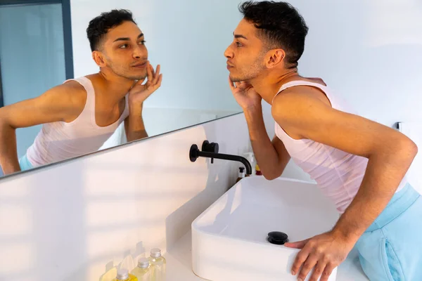 Biracial Transgender Uomo Guardando Allo Specchio Toccando Viso Bagno Sesso — Foto Stock