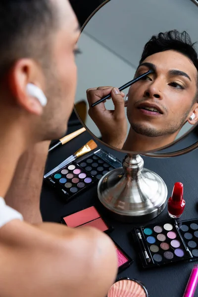 Biracial Transgender Man Looking Mirror Putting Make Applying Eyeshadow Gender — Stock Photo, Image