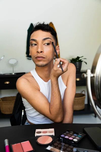 Biracial Transgender Man Looking Mirror Putting Applying Eye Shadow Pohlaví — Stock fotografie