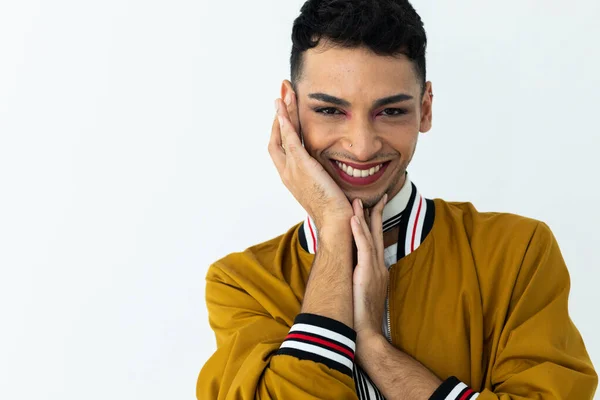 Retrato Hombre Transgénero Birracial Feliz Usando Maquillaje Mirando Cámara Sobre —  Fotos de Stock