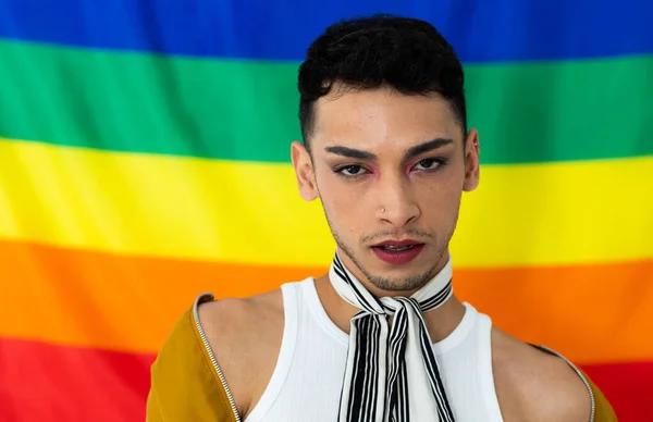 Portret Transseksualisty Patrzącego Tle Kamerę Tęczową Flagą Płeć Igbtq Duma — Zdjęcie stockowe