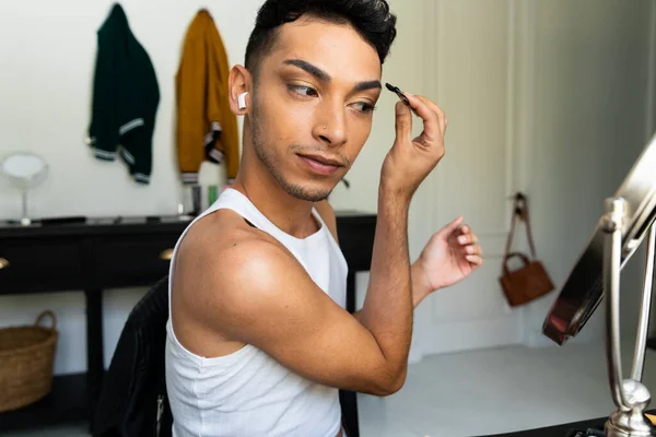Homem Transexual Birracial Olhando Espelho Colocando Maquiagem Escovando Sobrancelhas Gênero — Fotografia de Stock
