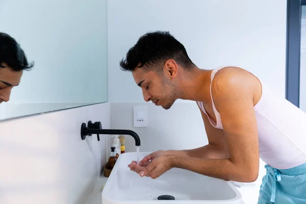 Çift Cinsiyetli Transseksüel Adam Banyoda Yüzünü Yıkıyor Cinsiyet Kişisel Bakım — Stok fotoğraf