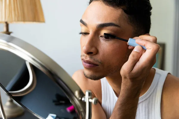 Biraciale Transgender Man Die Spiegel Kijkt Make Opdoet Mascara Aanbrengt — Stockfoto