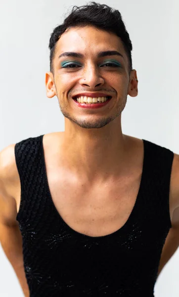 Portret Szczęśliwego Birasowego Transseksualisty Makijażu Uśmiechniętego Białym Tle Płeć Moda — Zdjęcie stockowe