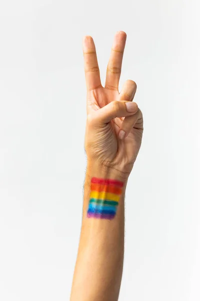 Close Mão Homem Biracial Mostrando Sinal Paz Com Bandeira Arco — Fotografia de Stock