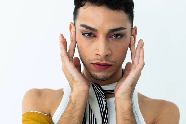 Retrato Hombre Transgénero Birracial Usando Maquillaje Mirando Cámara Sobre Fondo — Foto de Stock