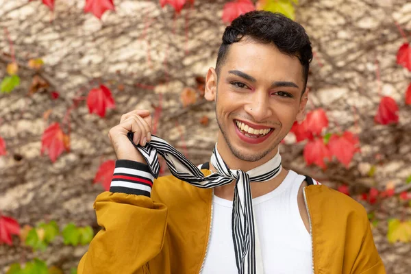 Retrato Homem Transexual Biracial Feliz Olhando Para Câmera Com Pedras — Fotografia de Stock