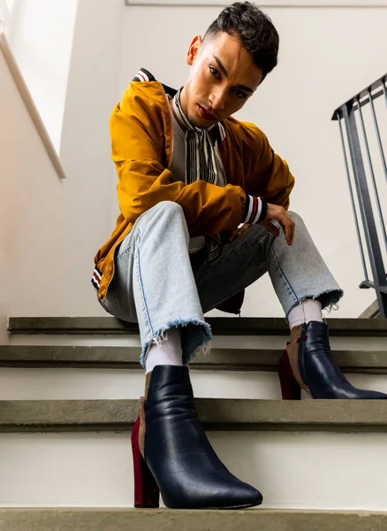 Retrato Homem Transgênero Biracial Vestindo Saltos Altos Sentado Nas Escadas — Fotografia de Stock