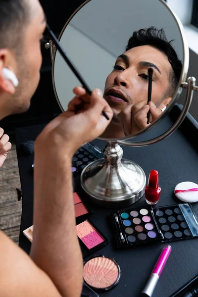 Biracial Transgender Man Tittar Spegeln Och Sätta Make Tillämpa Ögonskugga — Stockfoto