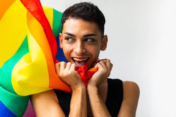 Ritratto Felice Uomo Transgender Birazziale Con Bandiera Arcobaleno Sfondo Bianco — Foto Stock