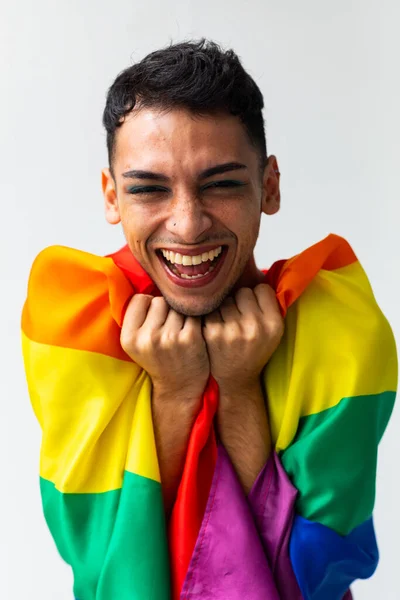 Retrato Homem Transexual Biracial Feliz Segurando Bandeira Arco Íris Fundo — Fotografia de Stock