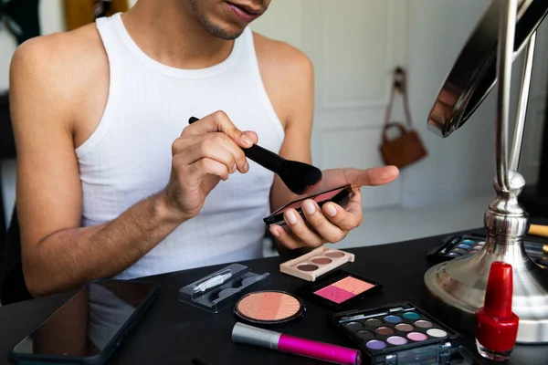 Hombre Transgénero Birracial Mirándose Espejo Maquillándose Aplicándose Rubor Género Autocuidado — Foto de Stock