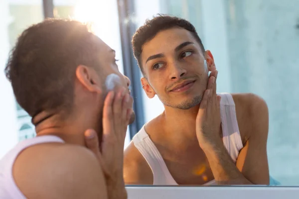 Счастливый Трансгендер Смотрящий Зеркало Наносящий Крем Лица Ванной Гендер Уход — стоковое фото