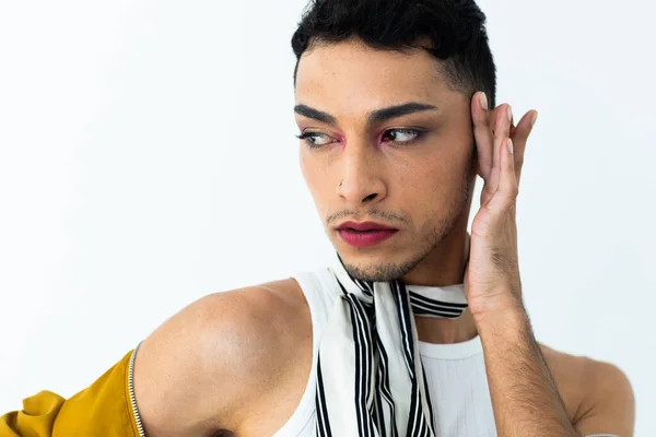 Transgender Mann Mit Birassischer Hautfarbe Schaut Weg Und Berührt Gesicht — Stockfoto