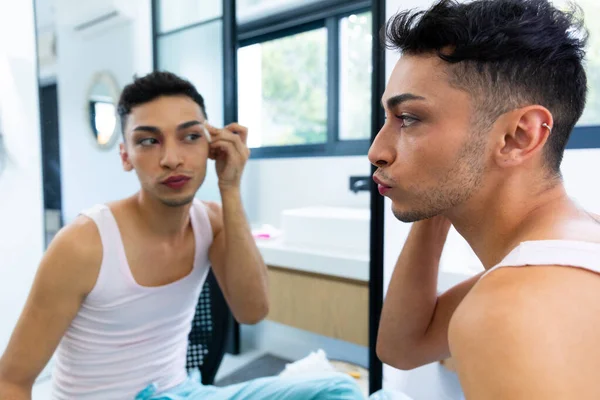 Biraciale Transgender Man Kijkt Spiegel Met Behulp Van Katoen Pad — Stockfoto