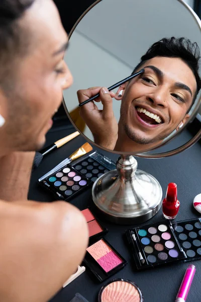 Biraciale Transgender Man Die Spiegel Kijkt Make Opdoet Oogschaduw Aanbrengt — Stockfoto