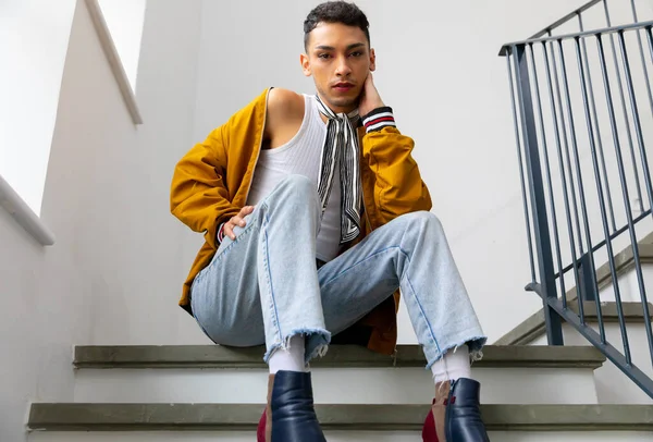 Porträt Eines Transgender Mannes Der Auf Einer Treppe Sitzt Und — Stockfoto
