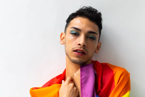 Porträt Eines Transgender Mannes Mit Regenbogenfahne Auf Weißem Hintergrund Geschlecht — Stockfoto