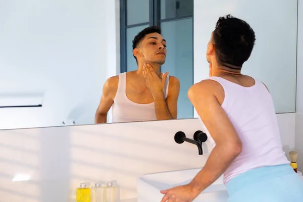 Dwurasowy Transseksualista Patrzący Lustro Dotykający Twarzy Łazience Płeć Samoopieka Styl — Zdjęcie stockowe