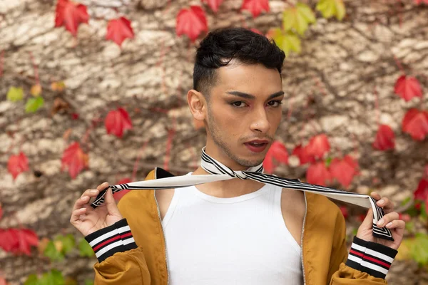 Porträt Eines Transgender Mannes Der Die Kamera Blickt Mit Steinen — Stockfoto