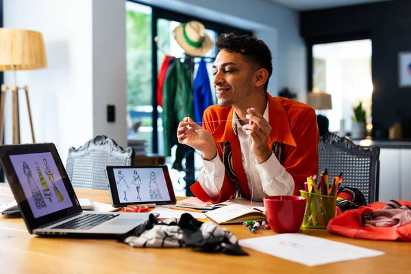 Ευτυχισμένος Διεμφυλικός Σχεδιαστής Μόδας Που Κρατάει Κλωστή Χρησιμοποιώντας Φορητό Υπολογιστή — Φωτογραφία Αρχείου