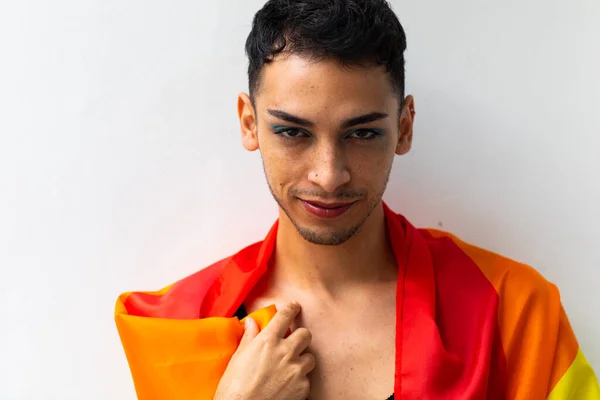 Retrato Homem Transexual Biracial Feliz Segurando Bandeira Arco Íris Fundo — Fotografia de Stock