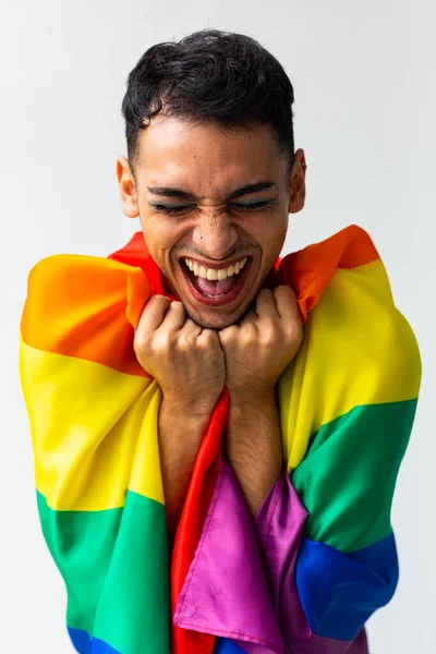快乐的跨性别男人举着彩虹旗 眼睛紧闭在白色的背景上 Gender Lgbtq Pride Lifestyle Unchanged — 图库照片