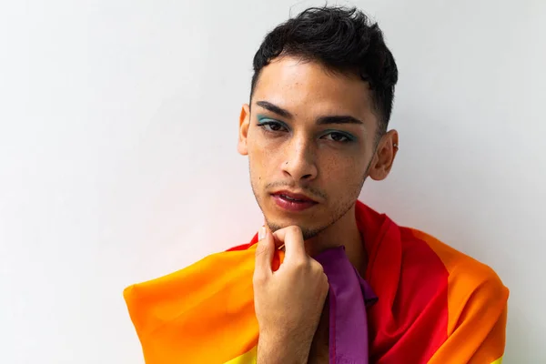 Retrato Hombre Transgénero Birracial Con Bandera Arco Iris Sobre Fondo —  Fotos de Stock
