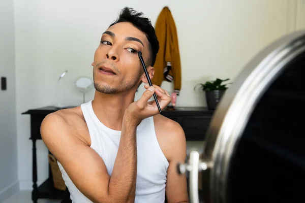 트랜스젠더 남자가 거울을 화장을 화장을 있어요 자기보살핌 아름다움 변화되지 — 스톡 사진