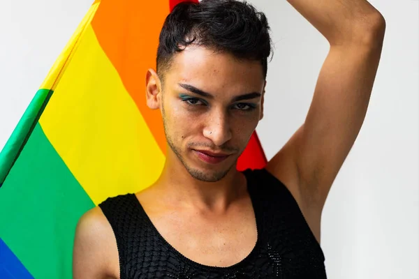 Porträt Eines Glücklichen Transgender Mannes Mit Regenbogenfahne Auf Weißem Hintergrund — Stockfoto