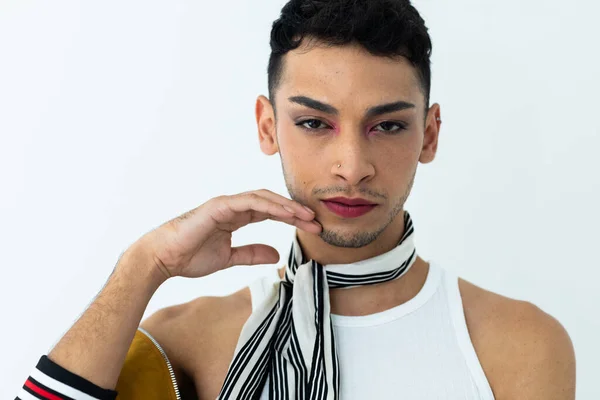 Retrato Hombre Transgénero Birracial Usando Maquillaje Mirando Cámara Sobre Fondo —  Fotos de Stock