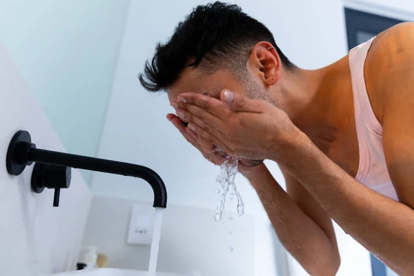 Hombre Transgénero Biracial Lavándose Cara Baño Género Autocuidado Estilo Vida — Foto de Stock