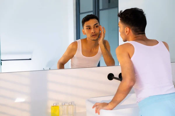 Biracial Τρανσέξουαλ Άνθρωπος Κοιτάζοντας Στον Καθρέφτη Και Αγγίζοντας Πρόσωπο Στο — Φωτογραφία Αρχείου