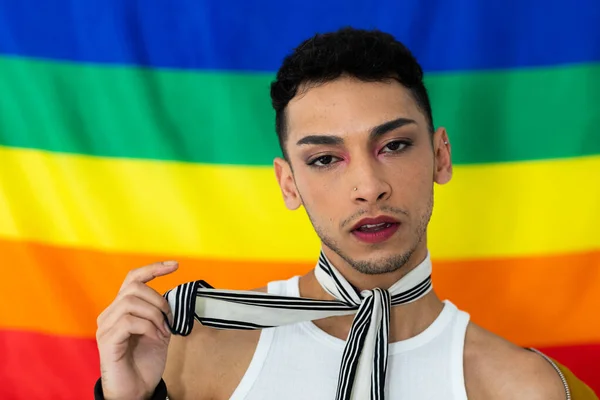 Porträtt Biracial Transpersoner Man Tittar Kameran Med Regnbåge Flagga Bakgrunden — Stockfoto