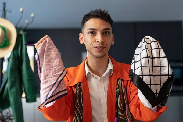 Çift Cinsiyetli Transseksüel Moda Tasarımcısı Elinde Kumaşlarla Oturmuş Video Görüşmesi — Stok fotoğraf