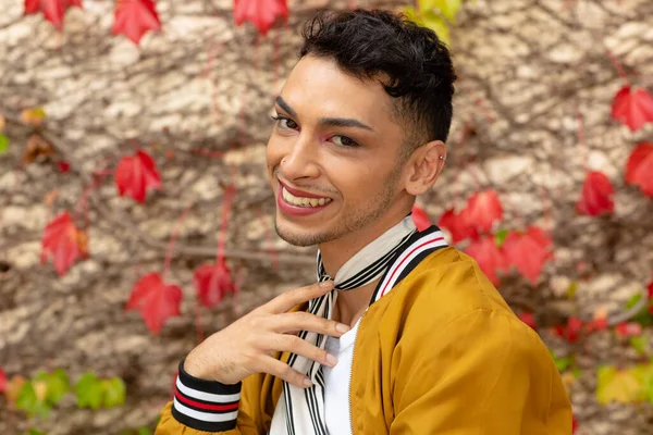 Retrato Hombre Transgénero Birracial Feliz Mirando Cámara Con Rocas Hojas —  Fotos de Stock