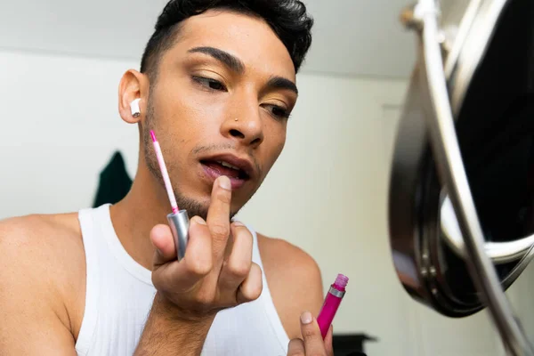 Biraciale Transgender Man Die Spiegel Kijkt Make Opdoet Lippenstift Aanbrengt — Stockfoto