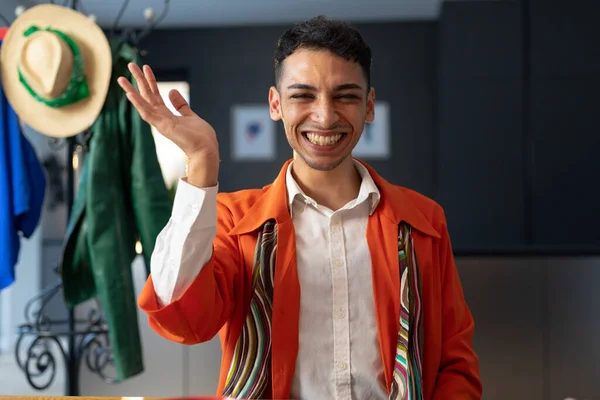 Ευτυχισμένος Διεμφυλικός Σχεδιαστής Μόδας Που Κάθεται Στο Γραφείο Χαιρετώντας Και — Φωτογραφία Αρχείου