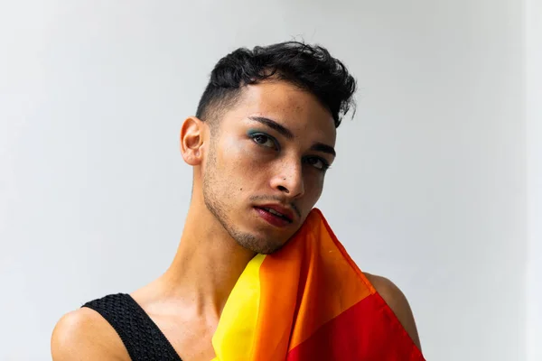 Homem Transexual Biracial Pensativo Segurando Bandeira Arco Íris Fundo Branco — Fotografia de Stock