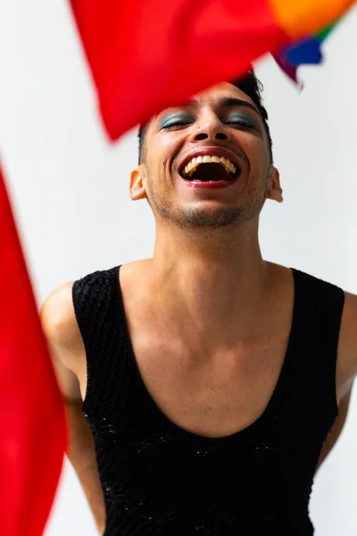 Beyaz Arka Planda Gökkuşağı Bayrağı Olan Mutlu Çift Cinsiyetli Transseksüel — Stok fotoğraf