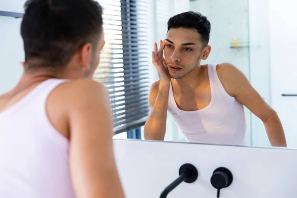 Biraciale Transgender Man Die Spiegel Kijkt Zijn Gezicht Aanraakt Badkamer — Stockfoto