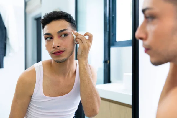 Glücklicher Transgender Mann Der Den Spiegel Schaut Und Wattepad Zur — Stockfoto