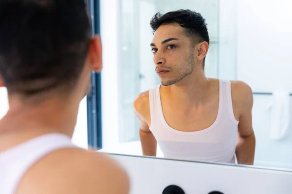Мужчина Трансгендер Смотрящий Зеркало Ванной Гендер Уход Собой Образ Жизни — стоковое фото