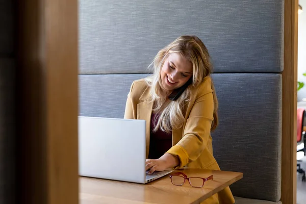 Happy Size Caucasian Casual Businesswoman Using Laptop Talking Phone Desk — Stock Photo, Image